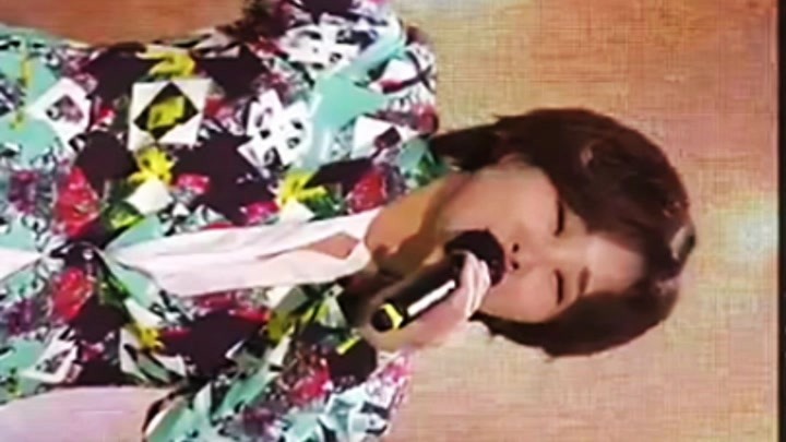 韩国歌手 英智 演唱《看看我投诚》。