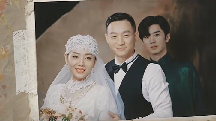 杨威杨云在拍摄婚纱照时，陈哲远原本在一旁围观式嗑糖却渐渐靠近