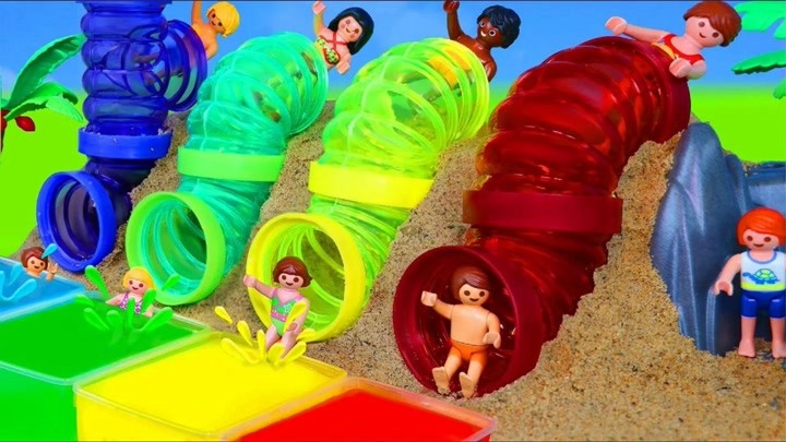 儿童趣味玩具：孩子们正在建造一个水上公园，玩的超级开心