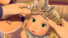 冰雪奇缘：安娜公主小时候爸爸给她带上了王冠，真好看