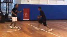 跳步垫步上篮的正确姿势，网友：多学点篮球技巧！
