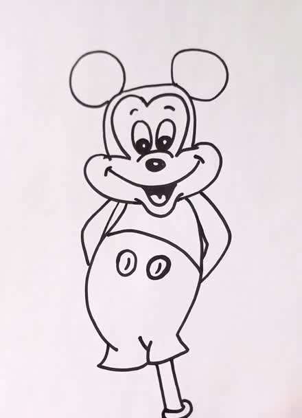 简笔画一只长大了的米老鼠小的时候就爱看这个动画片