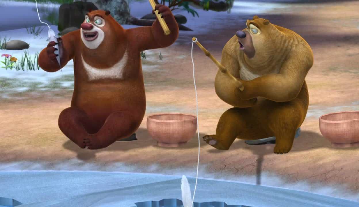 熊出没之夺宝熊兵:熊大熊二比赛钓鱼,熊大先钓上来一条!