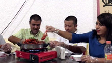 德国老外吃中国小龙虾，刚开始直说恶心，尝了一口后表情瞬间变了