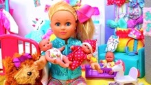 满腔热情岩：乔乔·西娃在玩具屋房间里照看双胞胎娃娃