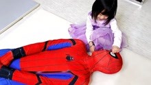 蜘蛛侠在家中教小姑娘玩玩具