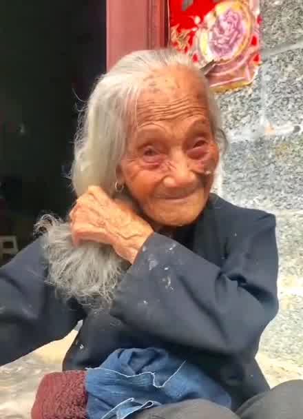 百岁老奶奶满头白发
