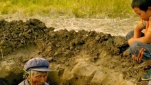 老人为了让自己土葬，选择和孙子一起挖坑，把自己活埋在地下