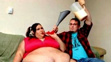 这位女子重达700多斤，丈夫每天用漏斗帮她进食！