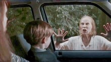 恐怖片：老婆婆拍车窗拦下女主，大喊车里不是她儿子，可惜她不信