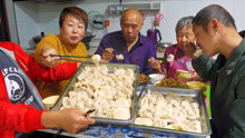 老爸馋酸菜饺子老妈赶紧包，配几个家常菜，5个人吃的可真香