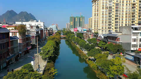 航拍广西南宁马山县城 小县城风景如画 平整一点的地方都建房子了