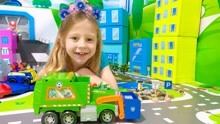 小萝莉乐园：收到一辆玩具卡车Paw Patrol，小萝莉很开心！