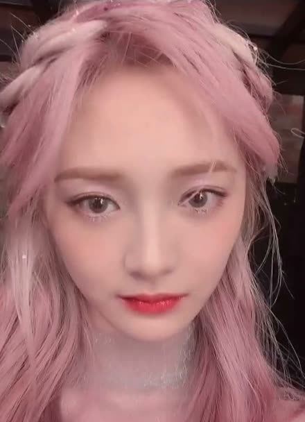 vs渐变粉色头发,同是韩国女团出道你爱谁?