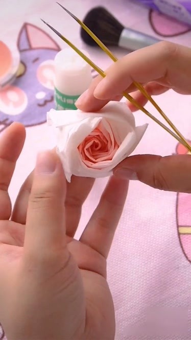 万万没有想到这个用卫生纸做的玫瑰花会这么好看