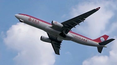 藍天白雲四川航空五糧液空客a330300起飛拍於空港運動公園