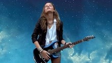外国美女电吉他翻弹Dire Straits的经典歌曲《摇摆的苏丹》SOLO