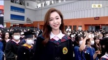 中国传媒大学毕业典礼 最美女毕业生献唱《奉献》