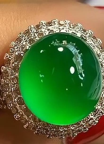 帝王绿极品翡翠戒指,真真正正的帝王绿,镶嵌成品更加凸显霸气