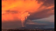 印尼塞梅鲁火山剧烈喷发近距离镜头 惊心动魄的瞬间