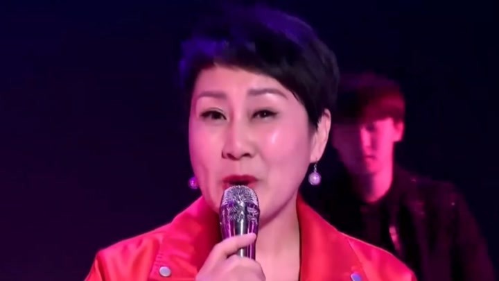 张凯丽登台演唱，歌声优美，最后竟唱《青春修炼手册》丨国剧盛典
