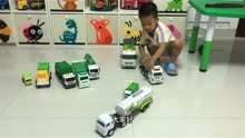 好多绿色的玩具车，儿童玩具车视频垃圾车洒水车喷雾车