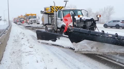 德国的铲雪车有多强?对准雪堆行驶过去,道路立马干净宽敞