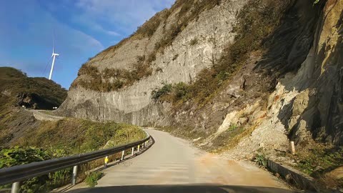 重庆深山超惊险盘山公路,一边是悬崖峭壁,一边是大山沟