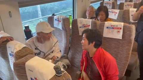 103岁的爷爷乘坐高铁,和车厢的人聊天,一番语录直接感染众人